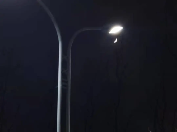 大一刷跑时路过学服，路灯照着月亮